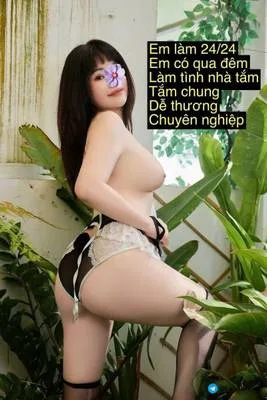 QUYÊN NHI XINH XẮN NGỰC TO MONG BỰ BÚ CU LÚC CÁN CỰC DÂM VÀ CHIỀU KHÁCH