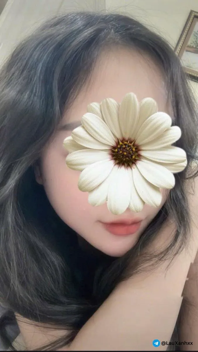 NHÃ UYÊN-2K4 CÔ BÉ LOLI CỰC XINH CẮN VÀ NON TƠ