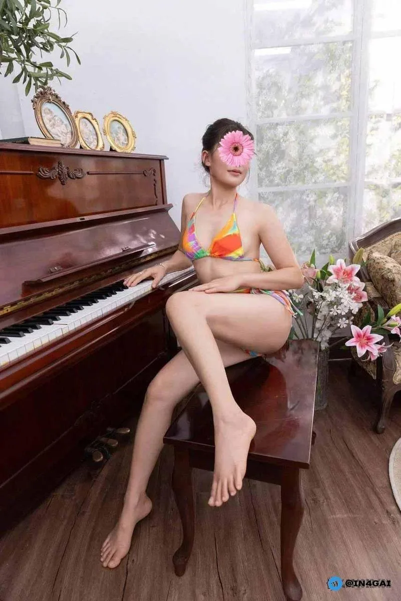 LY LY - Dẫm nữ sexy - Ngoan xinh chiều khách