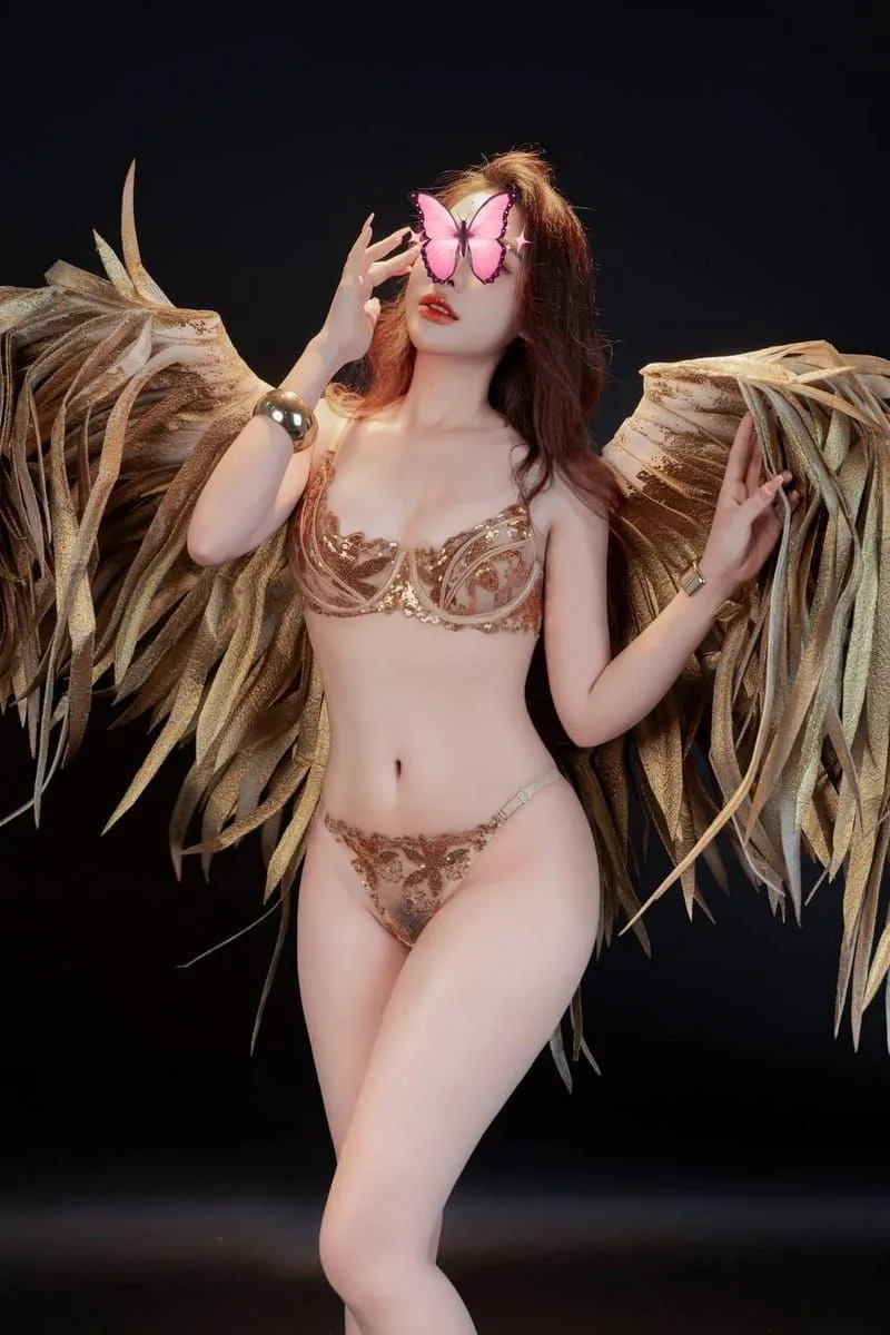 Khánh Ngọc Hotgirl Chân Dài Da Trắng