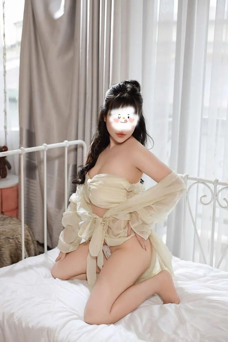 Phương Linh_ Gái xinh chiều khách, body gợi cảm