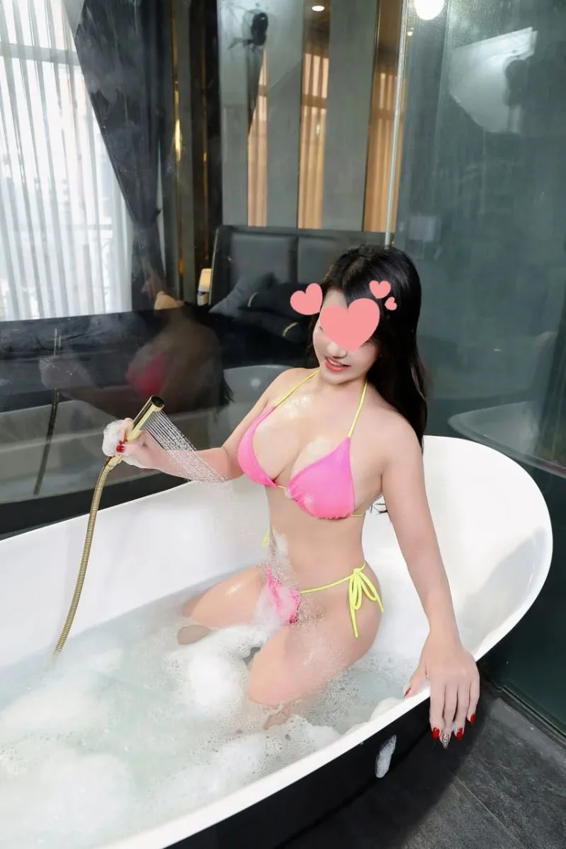 Ngọc Hân nhiệt tình chiều khách