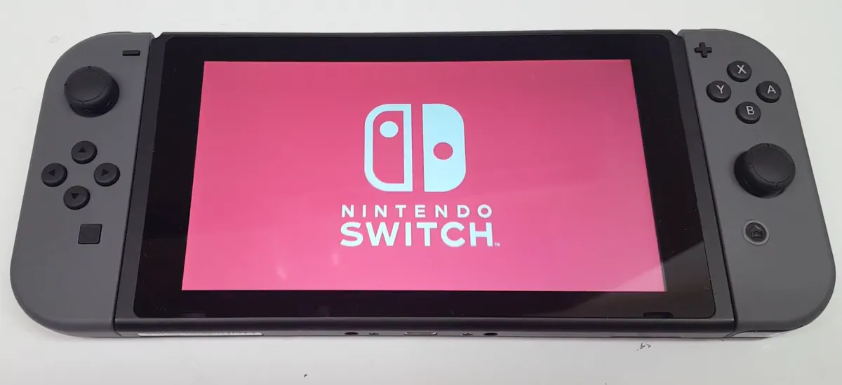 Một ai đó đã đánh cắp máy Nintendo Switch trước ngày ra mắt 2 tuần và chia sẻ những hình ảnh này