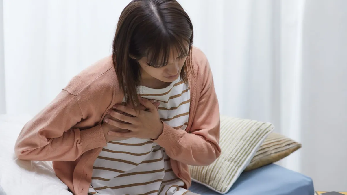 Triệu chứng tức ngực bên phải khó thở là bệnh gì?