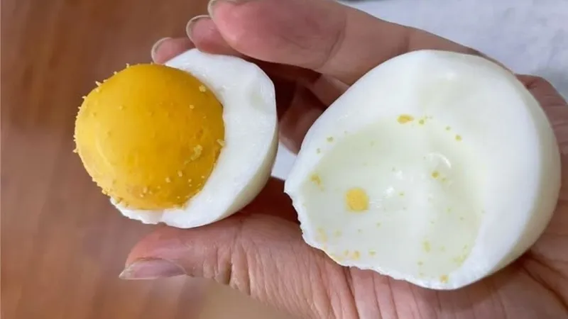 Lăn trứng gà hút độc có thật không? Góc nhìn từ y học