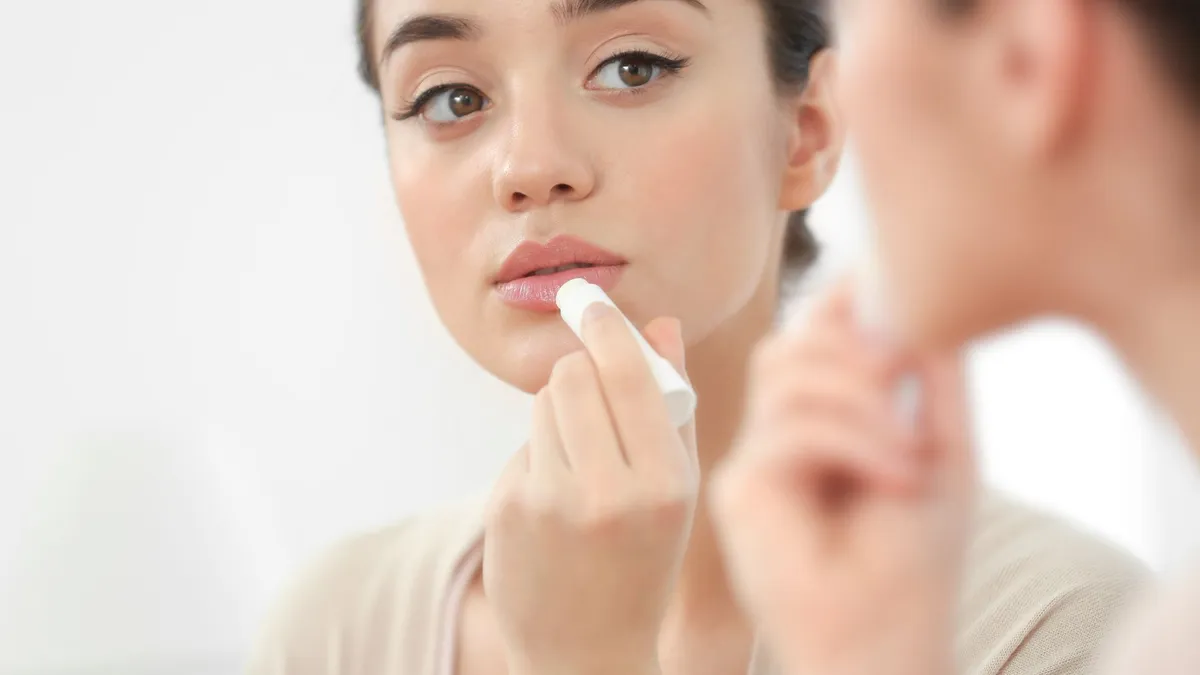 Son dưỡng môi vitamin E: Đặc điểm, lợi ích, cách sử dụng và bảo quản