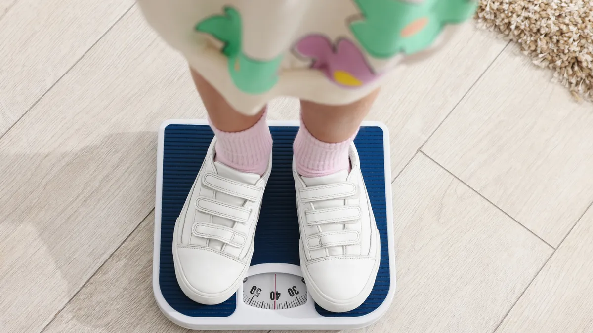 Bé gái 2 tuổi nặng bao nhiêu kg là đạt chuẩn? Các yếu tố ảnh hưởng đến cân nặng của trẻ 2 tuổi