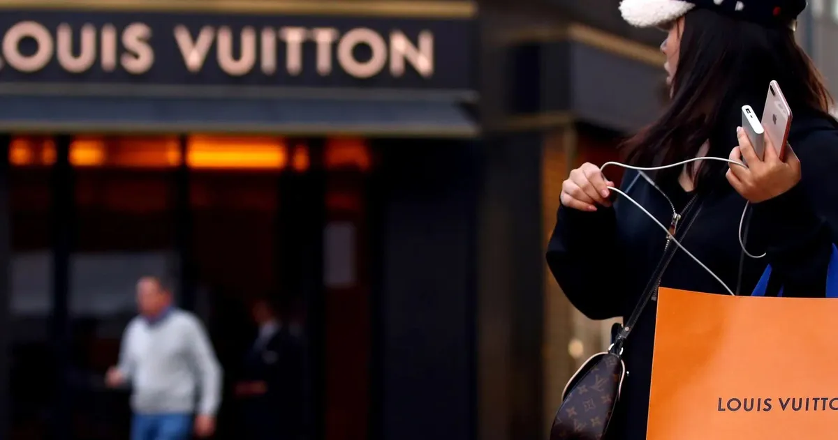 Thương hiệu thời trang lớn nhất thế giới, chủ Louis Vuitton mua 40 triệu khẩu trang chống COVID-19 cho nước Pháp