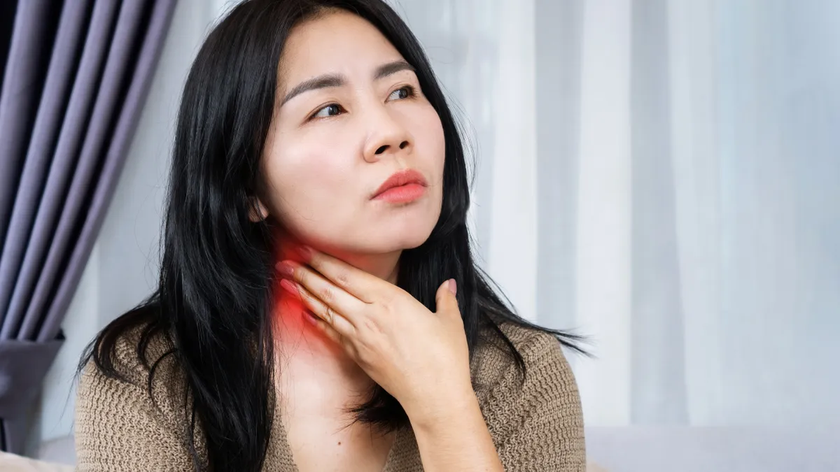Nổi hạch ở dưới hàm bên phải đau là dấu hiệu gì?