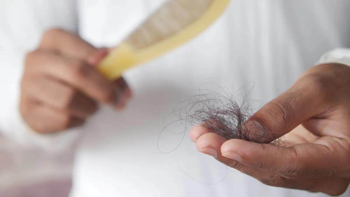 Tóc rụng không thấy chân tóc có sao không? Nguyên nhân và cách xử lý
