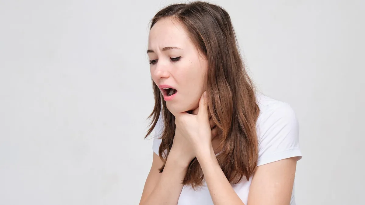 Uống thuốc bị mắc ở thực quản phải làm sao? Cách xử lý và phòng ngừa an toàn tại nhà