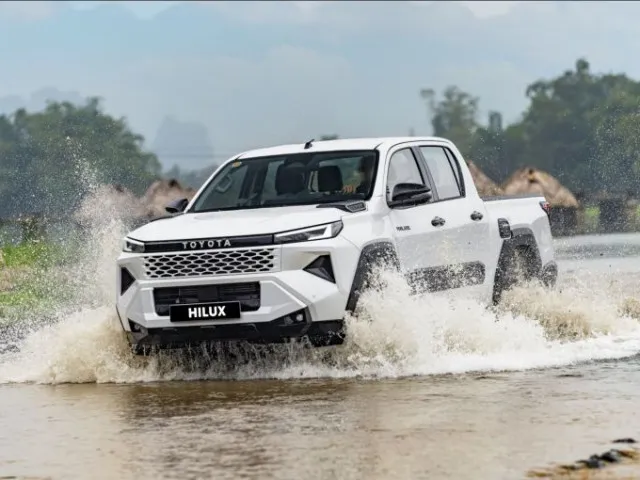 Toyota "ngược dòng" xu hướng bán tải PHEV, hé lộ lý do chưa chịu làm Hilux PHEV