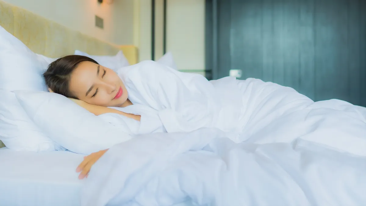 Đắp chăn nặng có thể giúp ngủ ngon hơn không? Sự thật ít ai biết