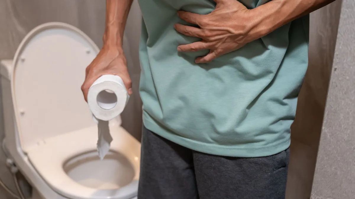 Có nên ngồi xổm trên bồn cầu không? Ảnh hưởng của tư thế đi vệ sinh đến sức khỏe