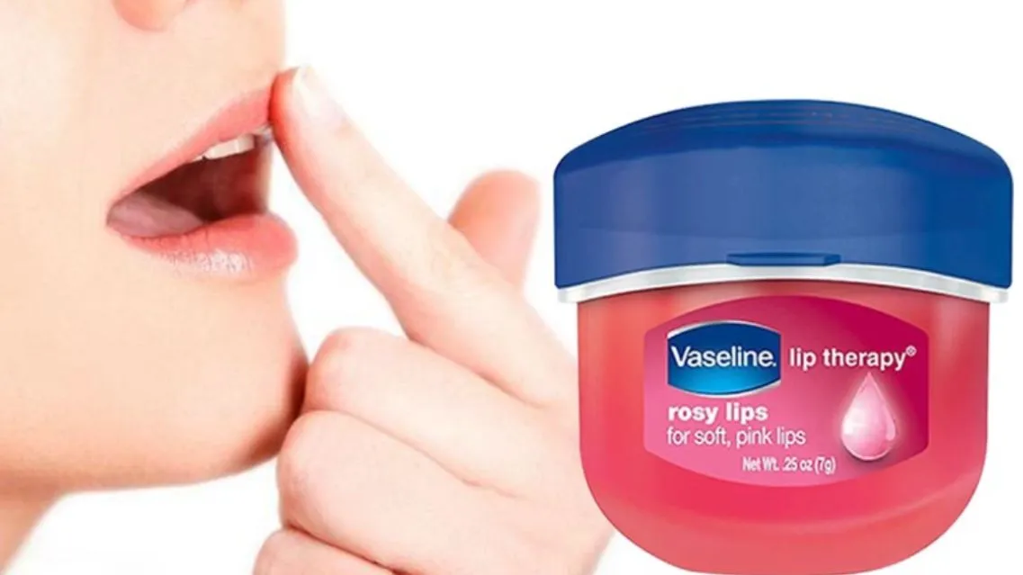 Có nên dùng Vaseline cho môi khô nứt nẻ không? Cách dùng hiệu quả