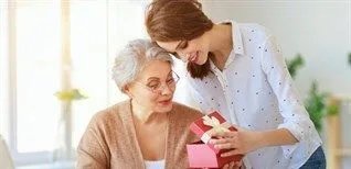 Gợi ý 20 ý tưởng quà tặng cho ngày của Mẹ ý nghĩa và thiết thực nhất 2023