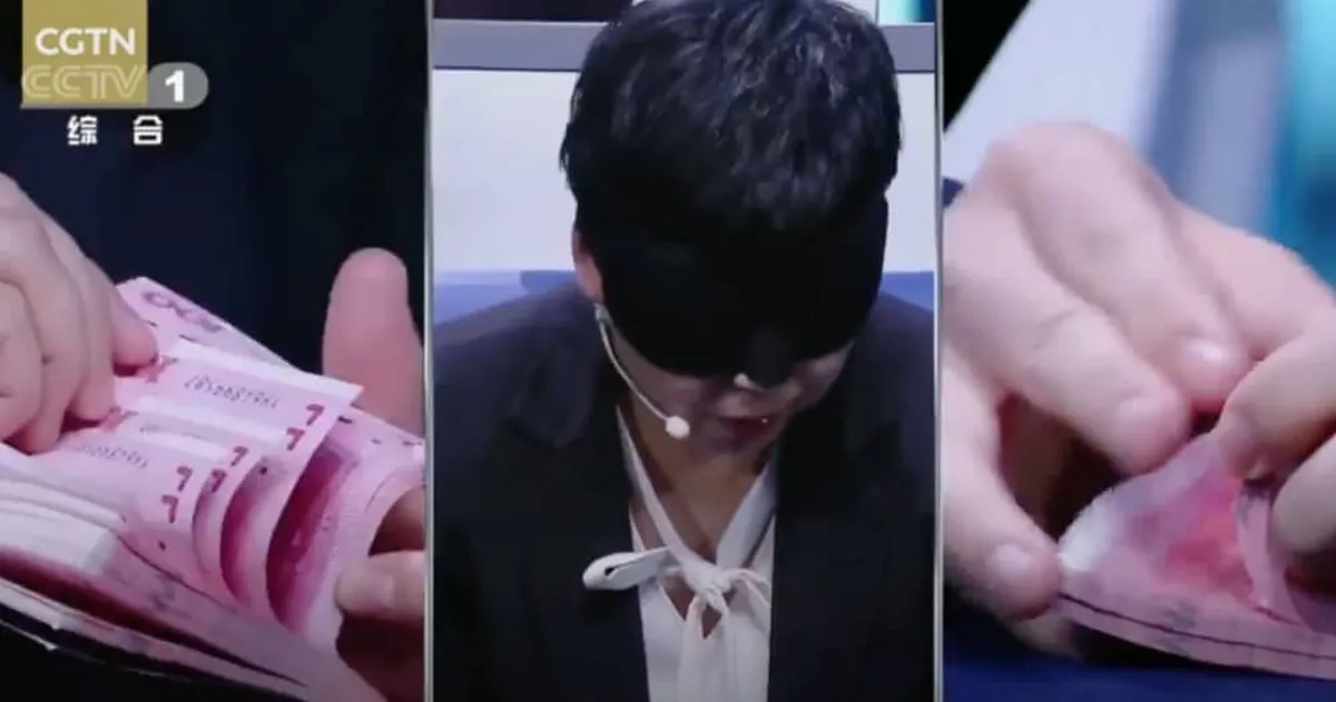 [Video] Xem cao thủ ngân hàng bịt mắt đếm tiền bằng tai