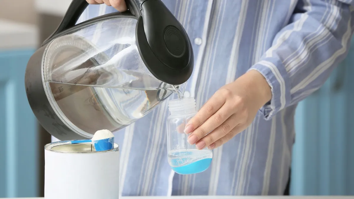 Nước tinh khiết pha sữa có cần đun sôi không? Giải đáp từ chuyên gia