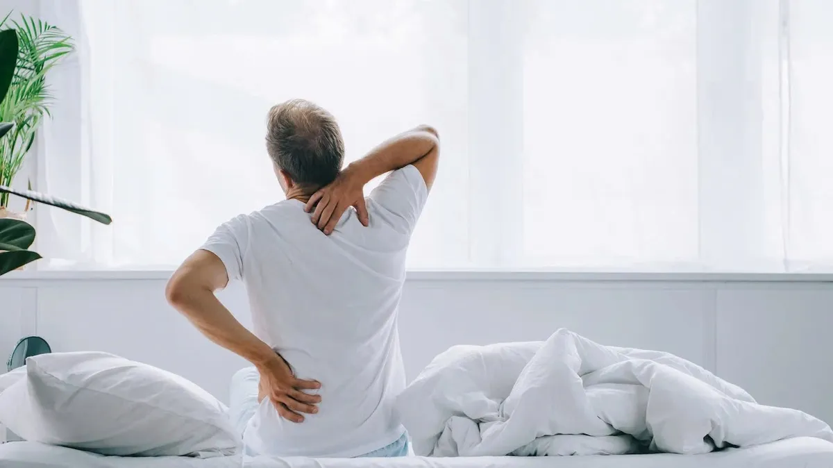 Tại sao sáng ngủ dậy bị đau lưng dưới?