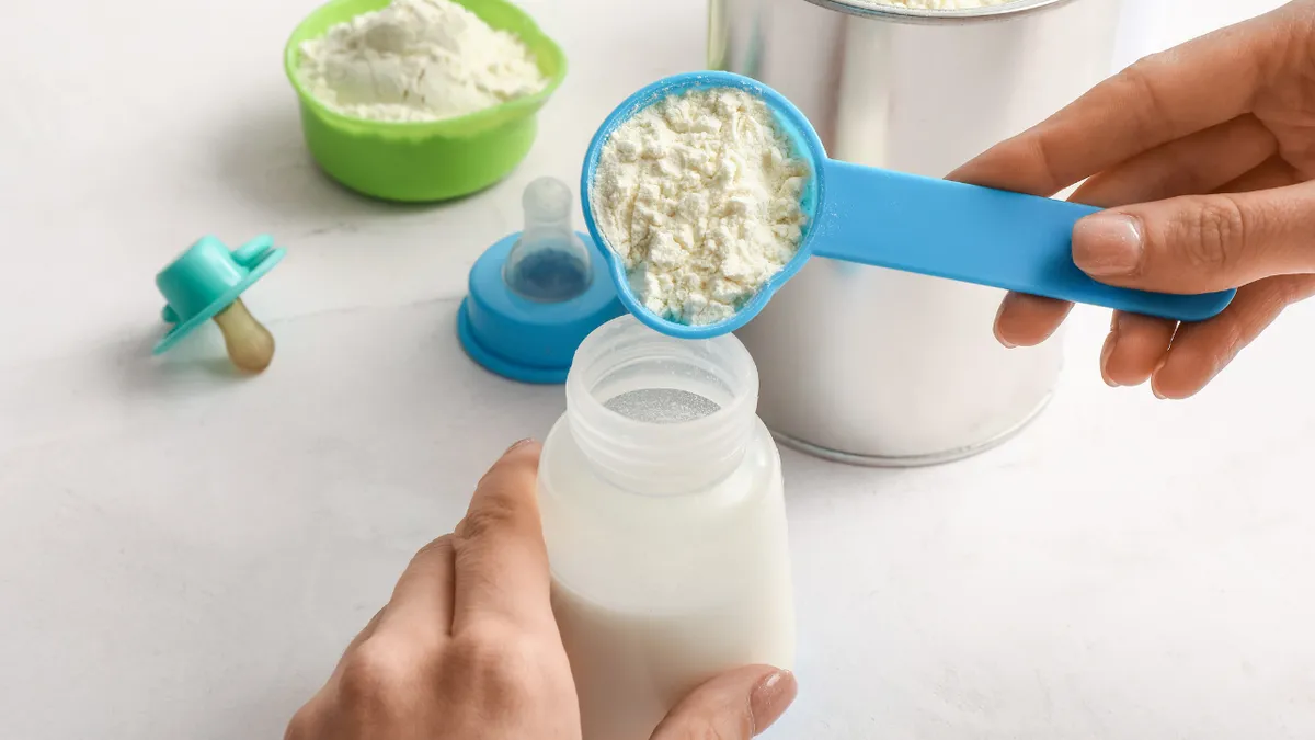 Mẹ uống sữa bột của con được không, có ảnh hưởng gì không?