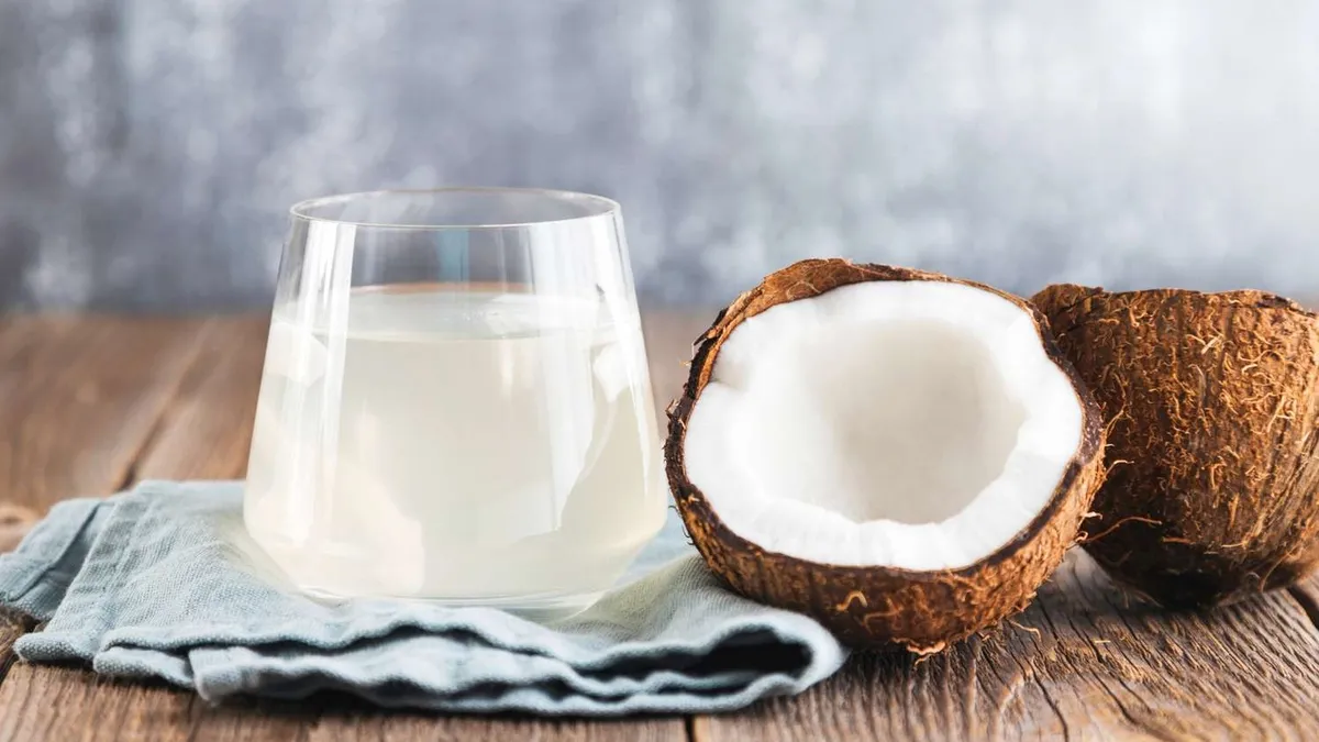Bị ngộ độc thực phẩm có nên uống nước dừa không?