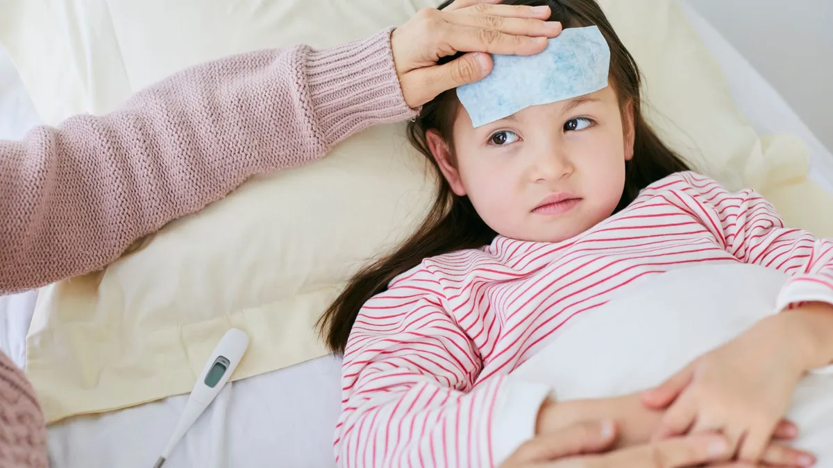Trẻ đang uống kháng sinh mà vẫn sốt: Nguyên nhân và cách xử trí an toàn