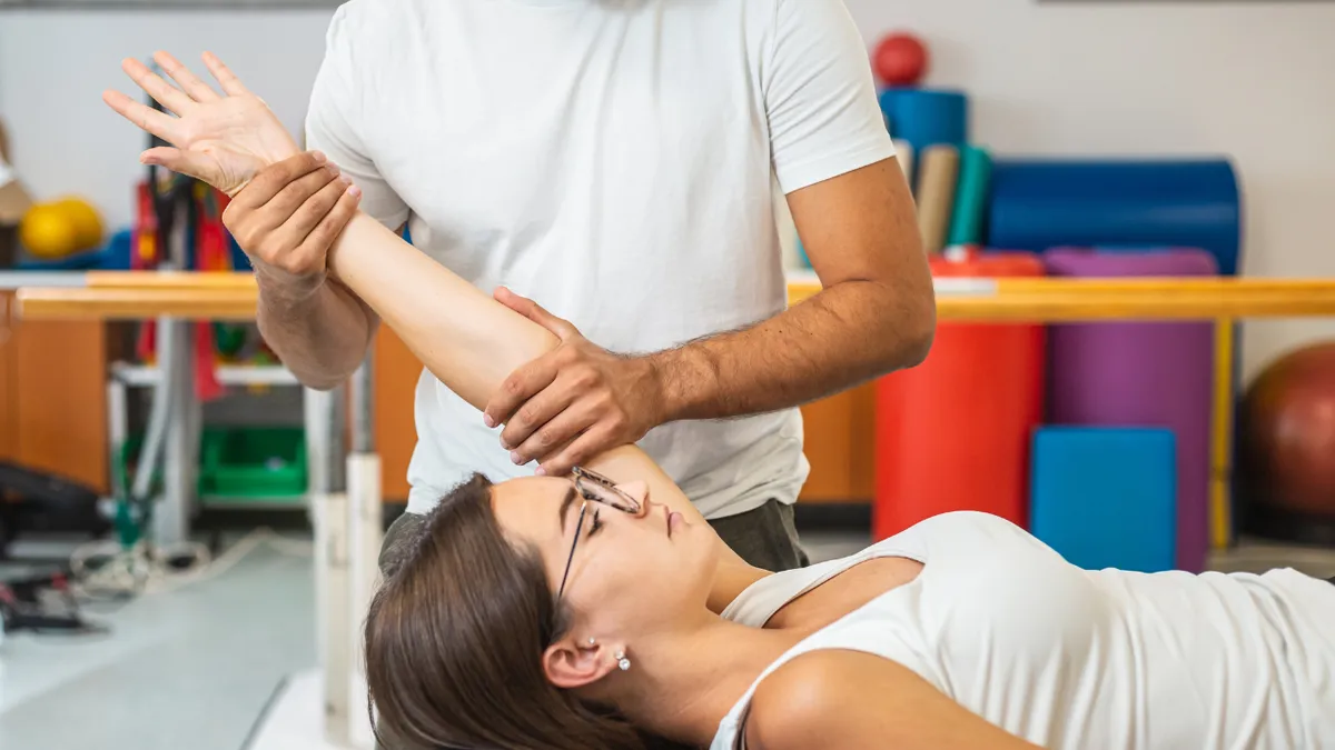 Hướng dẫn tập phục hồi chức năng khủyu tay tại nhà hiệu quả và an toàn