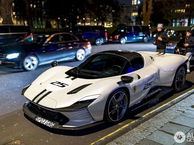 Cận cảnh “siêu ngựa” Ferrari Daytona SP3 của đầu bếp Gordon Ramsay