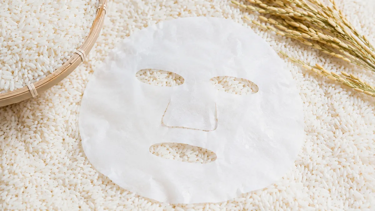 Mặt nạ gạo có công dụng gì? Mặt nạ gạo phù hợp với những ai?