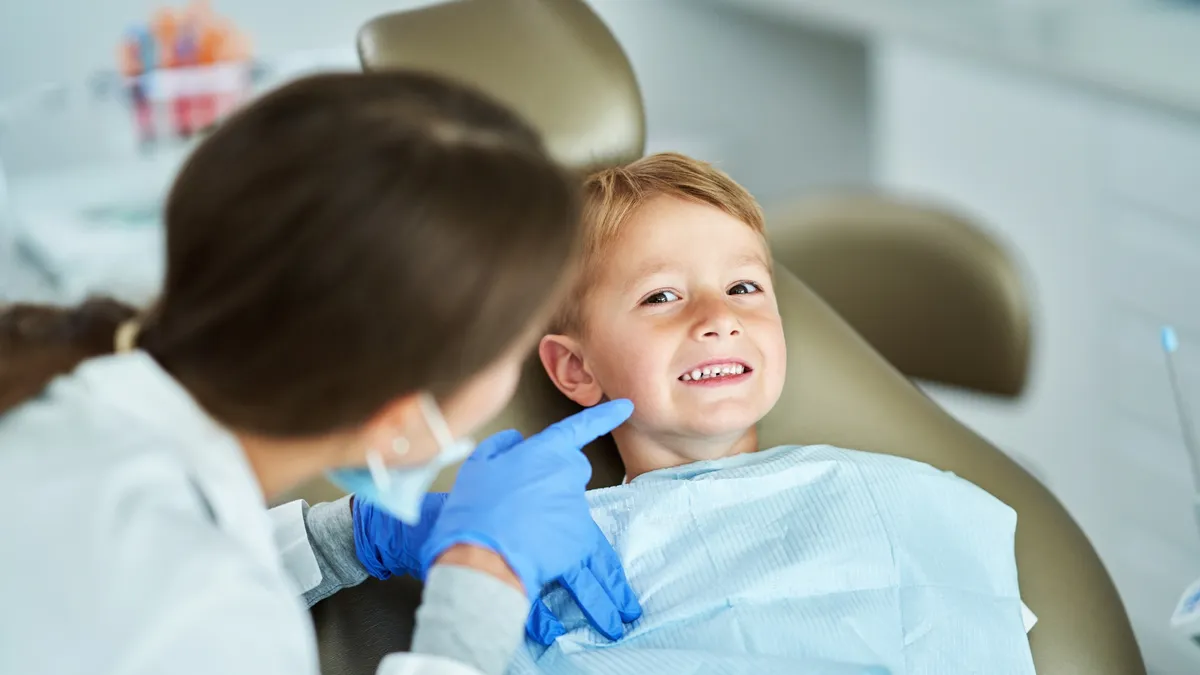 Răng cắn lưỡi thường xuyên: Thói quen xấu và dấu hiệu của bệnh lý