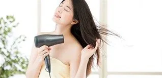 Nên sấy tóc hay để khô tự nhiên? 11 mẹo làm khô tóc nhanh không sợ hư tổn