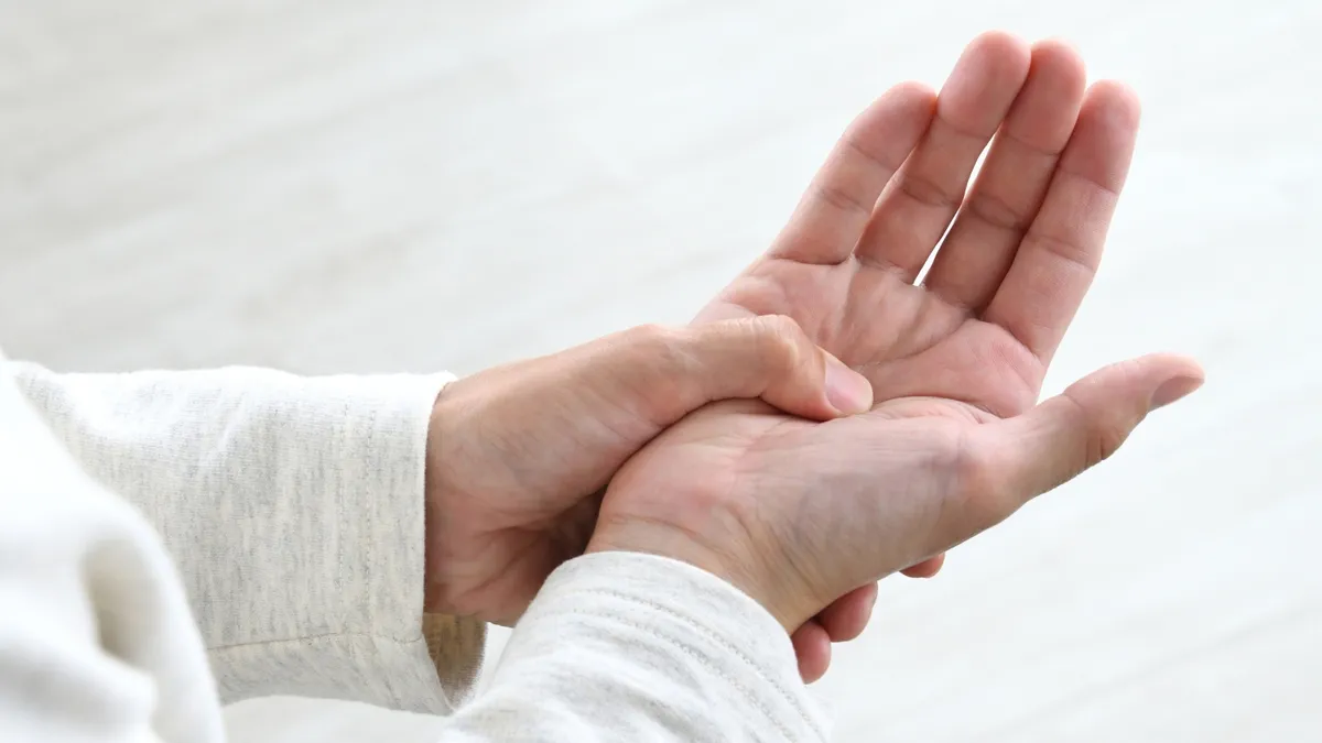 Tê tay có phải dấu hiệu đột quỵ không? Một số bệnh lý gây tê tay có liên quan đến đột quỵ thường gặp