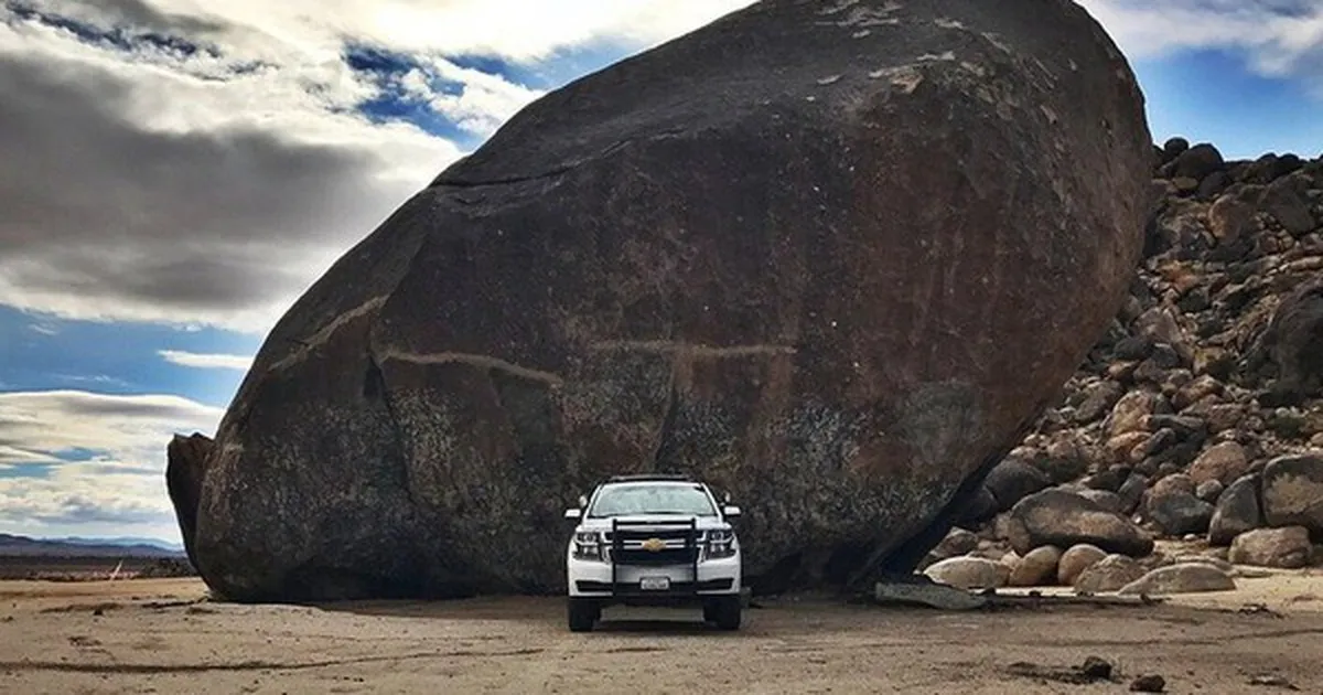 Bí ẩn về Giant Rock: Tảng đá granite khổng lồ giữa sa mạc Mojave nơi lưu giữ ký ức cổ xưa và huyền thoại vũ trụ