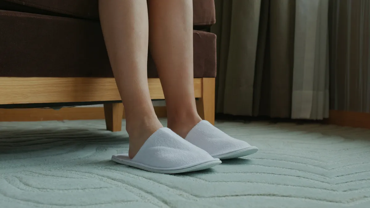Mang dép ở trong nhà có thực sự tốt? Góc nhìn từ chuyên gia