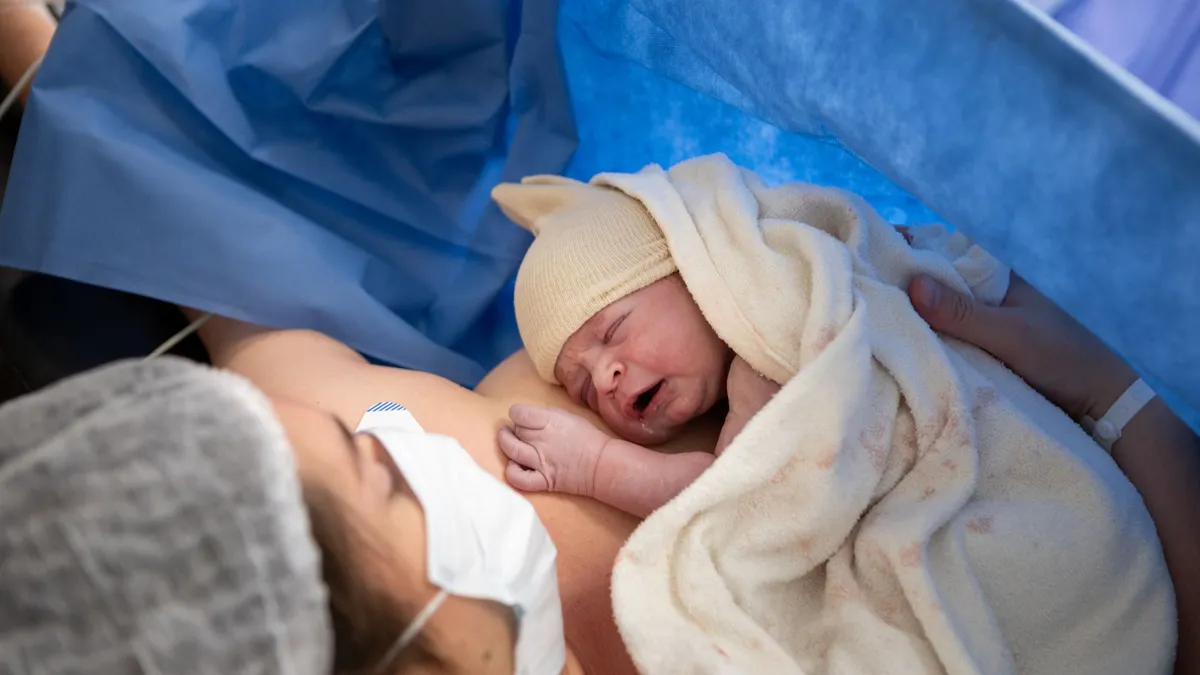 Đẻ mổ gây mê hay gây tê? Cách chăm sóc sau đẻ mổ