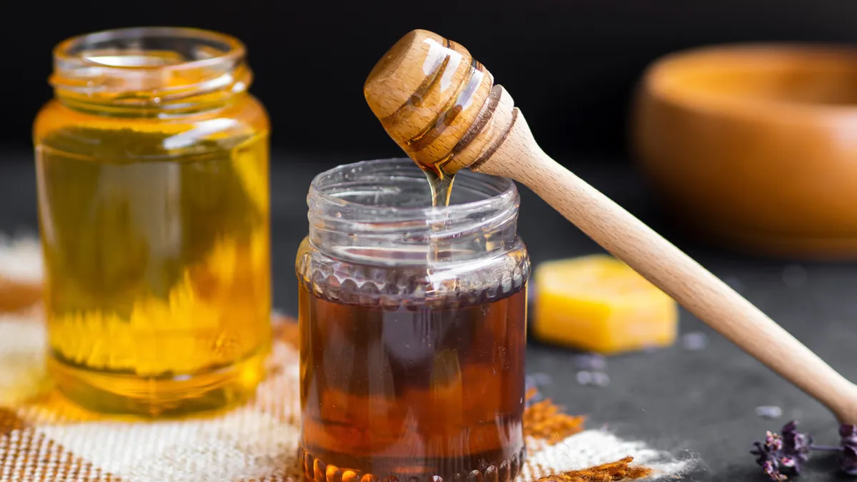 Mật ong để lâu bị đen có dùng được không? Cách nhận biết mật ong còn an toàn