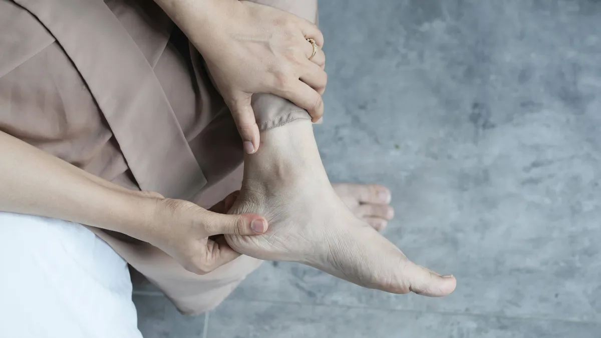 Cách lấy gai ra khỏi chân đúng kỹ thuật và biện pháp phòng tránh
