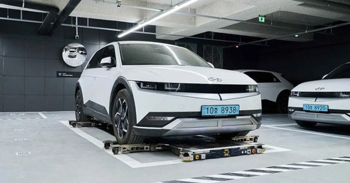 Hyundai ra mắt robot đỗ xe thông minh: Lướt dưới gầm, nâng xe và đỗ chính xác đến từng centimet