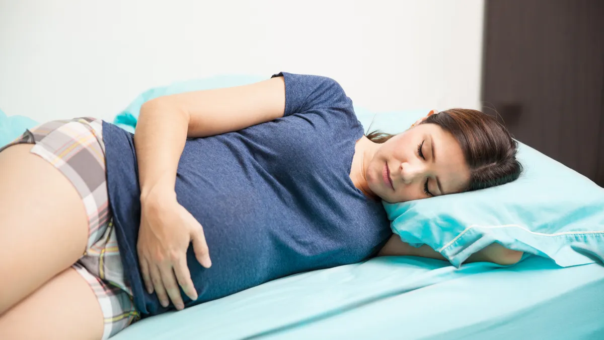 Gối kê bụng bầu có vai trò gì? Lưu ý cách chọn phù hợp