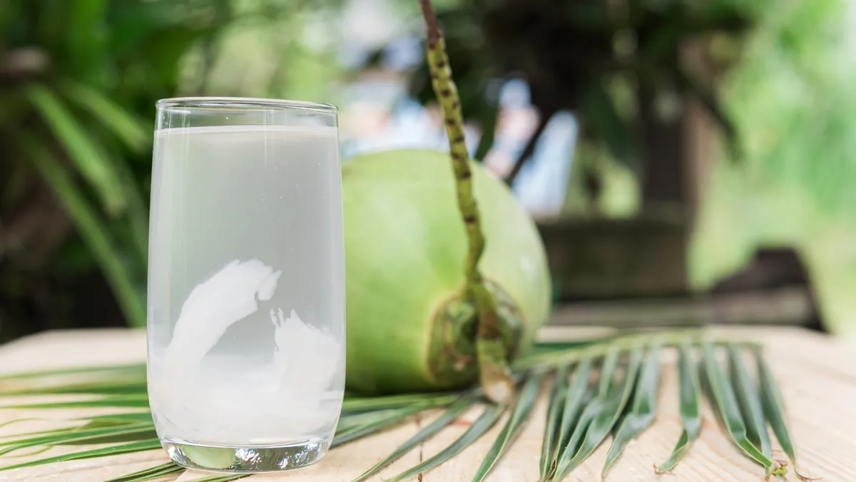 Người bệnh thận vì sao cần thận trọng khi uống nước dừa?