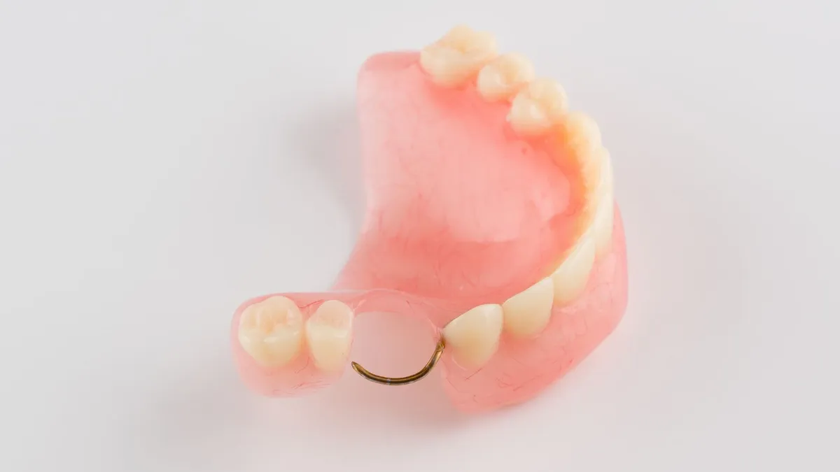 Nuốt răng giả vào bụng có sao không? Dấu hiệu cảnh báo nguy hiểm