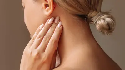 Nổi hạch sau gáy là bệnh gì? 5 dấu hiệu cảnh báo nguy hiểm