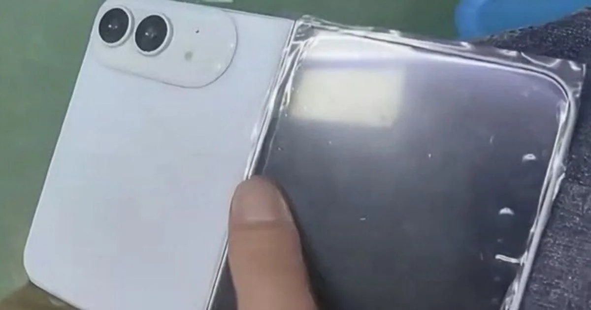 iPhone Fold bất ngờ lộ diện với màu trắng ngoài đời thực: Apple sắp hồi sinh Touch ID trên iPhone màn hình gập?