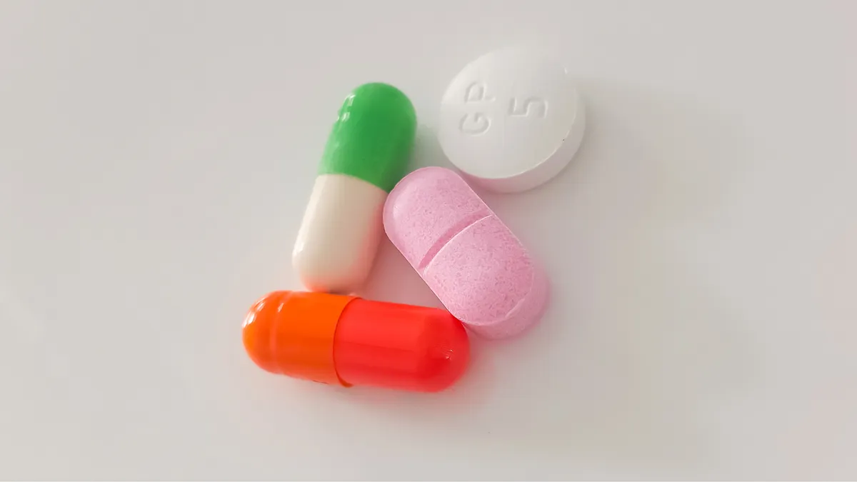 Đang uống kháng sinh có uống vitamin A được không? Các tương tác với vitamin A