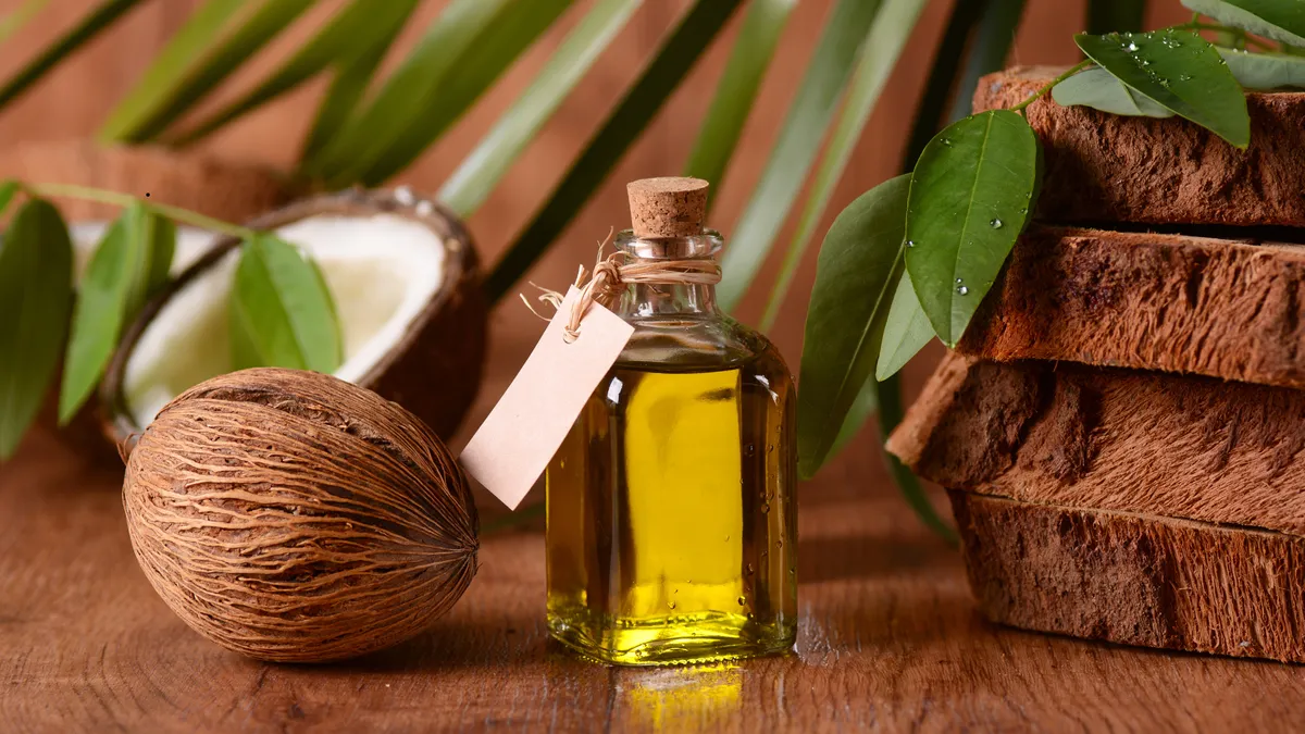 Bôi dầu dừa lên môi để qua đêm được không? Lợi ích khi dưỡng môi bằng dầu dừa