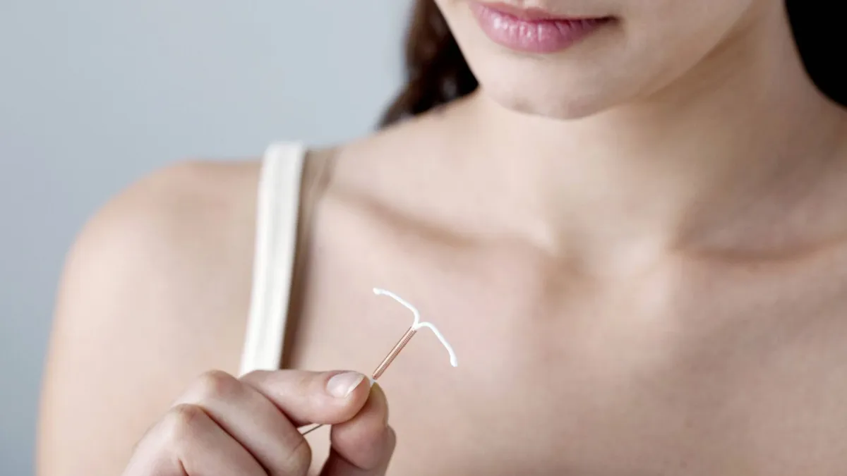 Đặt vòng quan hệ ra máu có sao không? Nguyên nhân, dấu hiệu và cách xử lý