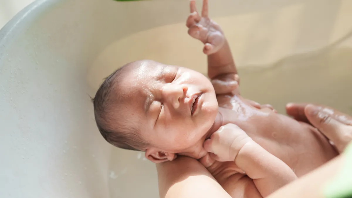Tắm dầu tràm cho trẻ sơ sinh có tốt không? Ba mẹ cần lưu ý gì?