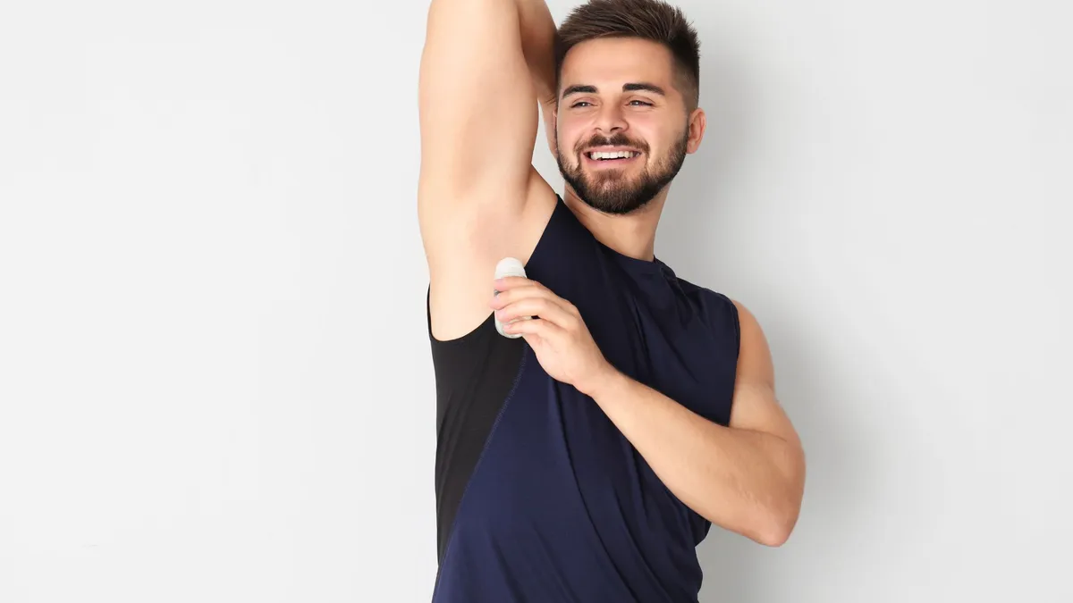 Nên dùng lăn khử mùi loại nước hay sáp? Những điều cần biết