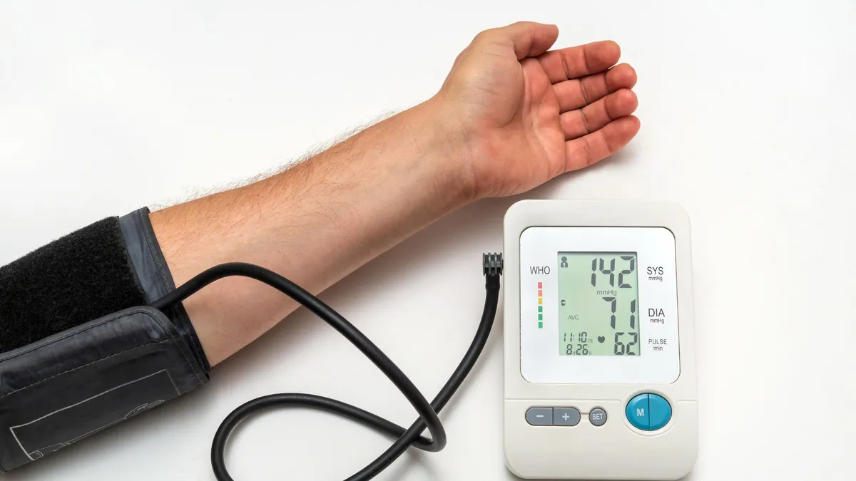 Cách quấn vòng bít máy đo huyết áp và những điều cần chuẩn bị trước khi đo