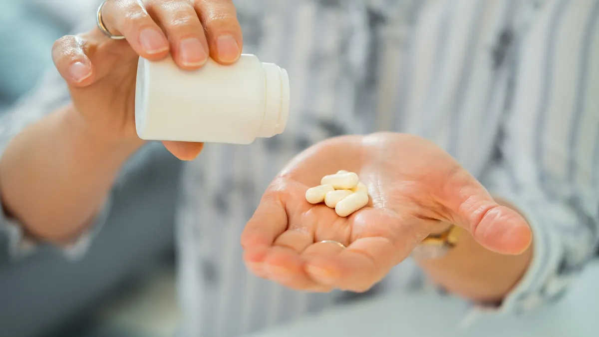Đang uống thuốc lao có uống thuốc khác được không? Những lưu ý quan trọng